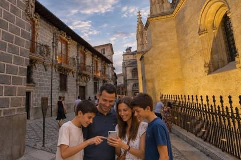 Granada Scavenger Hunt & Highlights Self-Guided Walking Tour