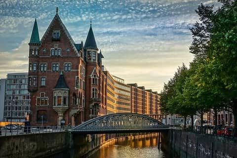 Private Transfer From Berlin to Hamburg With a 2 Hour Stop