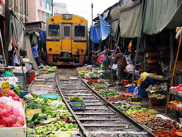 Bangkok Daily Group Tour: Meaklong Railway Market and Damnoen Saduak Floating Market