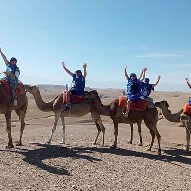 Experimenta un paseo en camello por el desierto de Marrakech con ATV, cena y espectáculo.