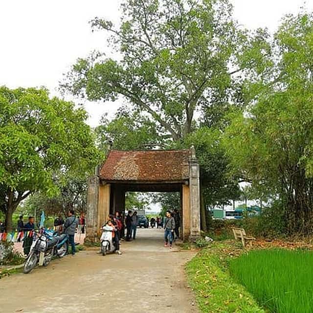 Private Tour: Duong Lam Ancient Village Day Tour