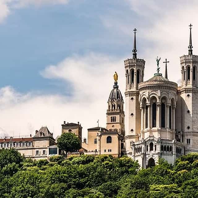Geneva to Lyon Private Transfer with Sightseeing Stop in Annecy