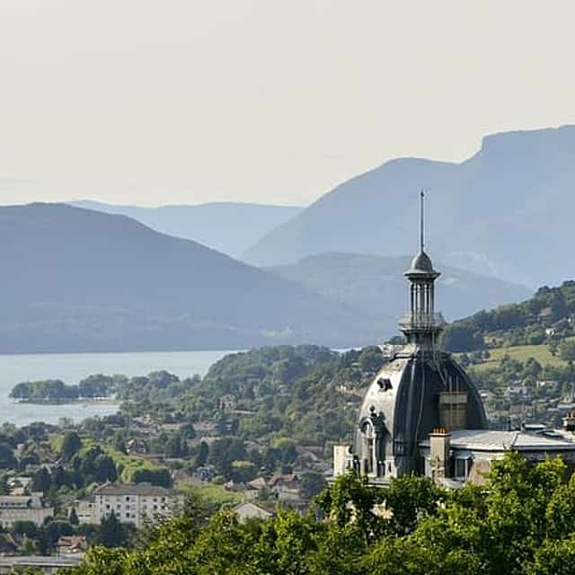 Private transfer from Geneva to Lyon with 2h stop in Chambery