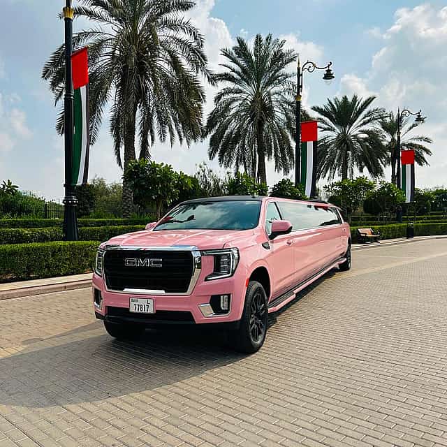 "Limousine GMC Yukon Rosa para até 20 passageiros"
