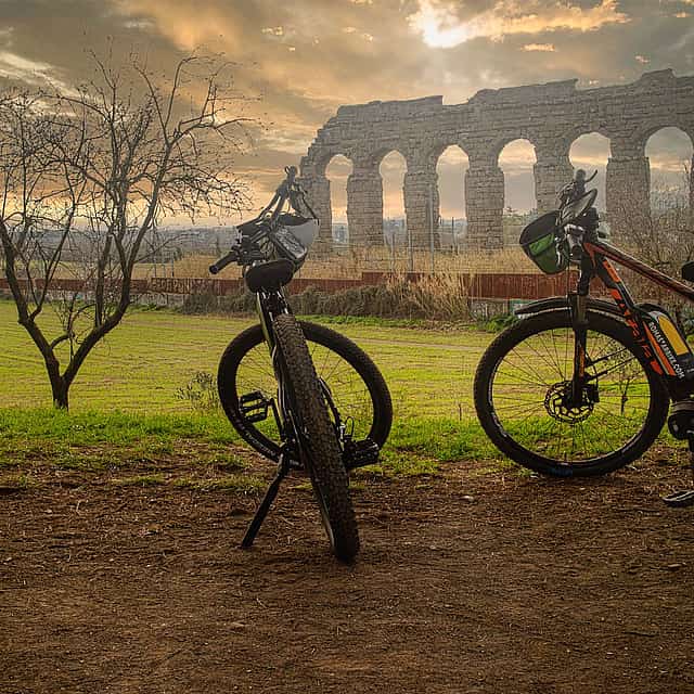 Deluxe-Radtour auf der Via Appia mit Besuch der Katakomben, traditionellem Mittagessen und Besichtigung der Aquädukte
