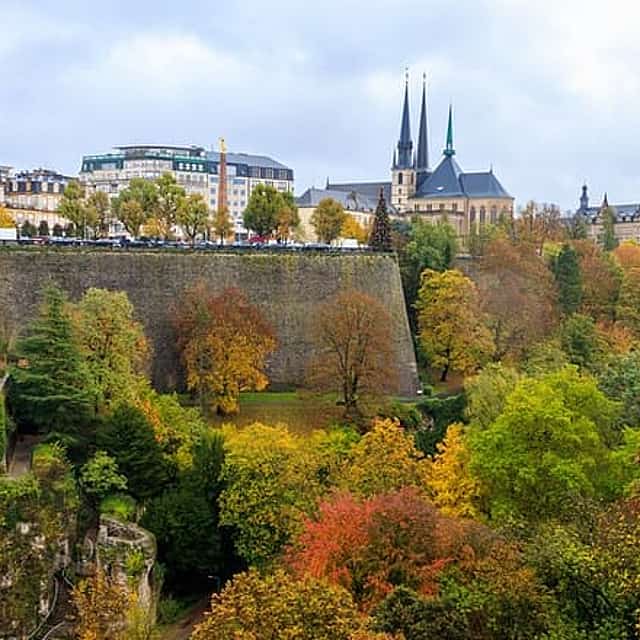 Private transfer: Amsterdam>Luxembourg, 2h Stop at Vianden Castle