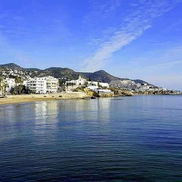 Montserrat wine tasting & Sitges -Reduced group hotel pick up from Barcelona