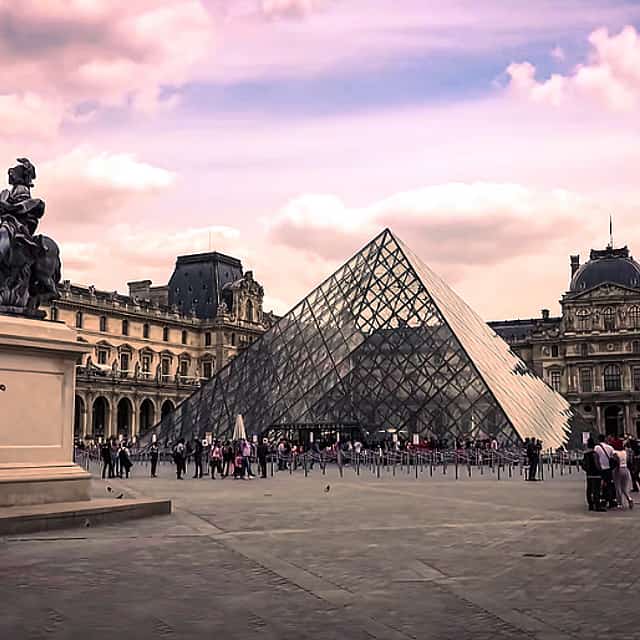 Visite privée, déjeuner de luxe à la Tour Eiffel, croisière sur la Seine et Louvre