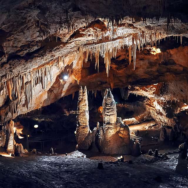 Beauté sauvage de la grotte de Lipa et de la vieille ville de Budva.
