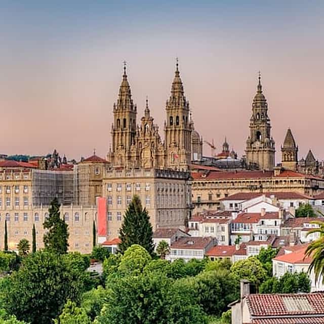 Private Transfer from Lisbon to Santiago de Compostela, 2h Sightseeing