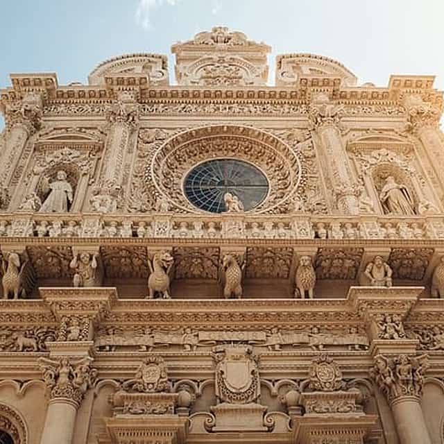 Private transfer: Naples to Lecce, 2h stop in Castel Del Monte
