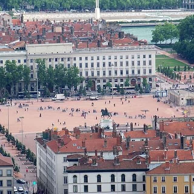 Private Transfer From Marseille To Lyon With a 2 Hour Stop