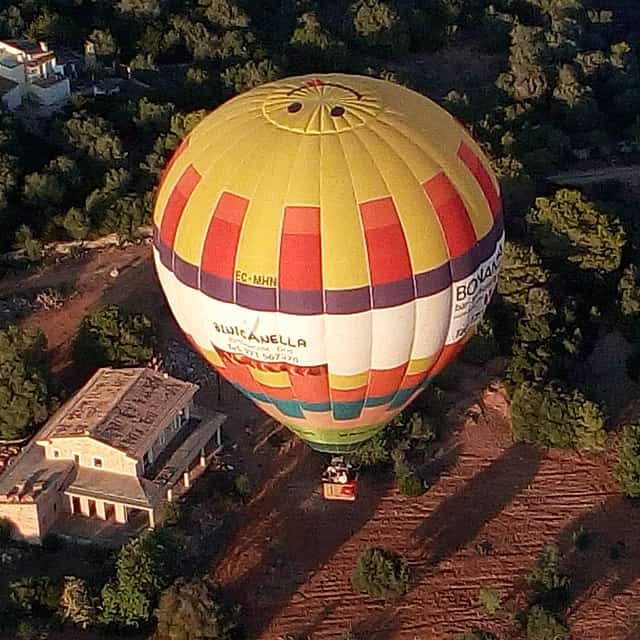 Klassische Heißluftballonfahrt am Morgen