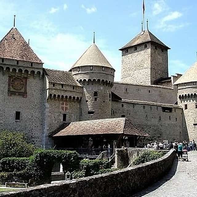 Full Day Private Tour to Geneva - Montreux and Chillon Castle