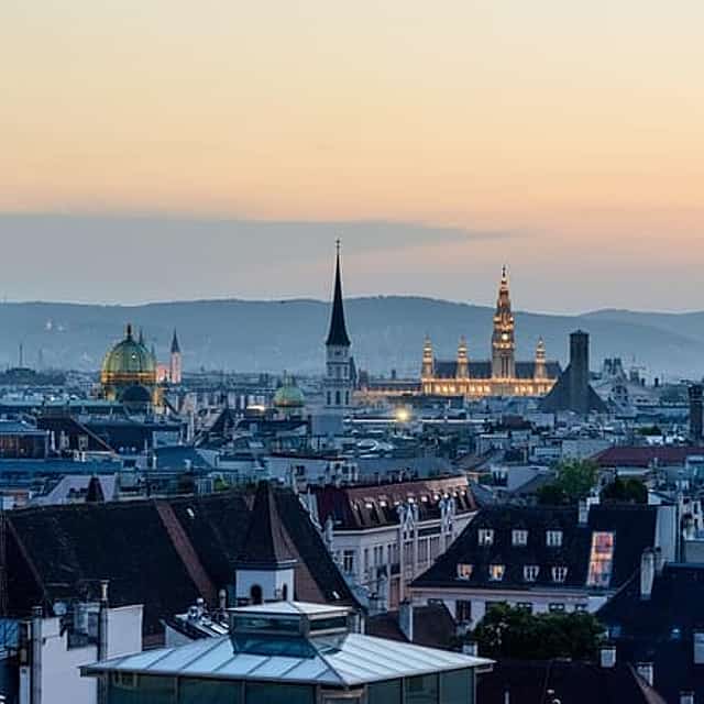 Private Scenic Transfer from Budapest to Vienna with 4h of Sightseeing