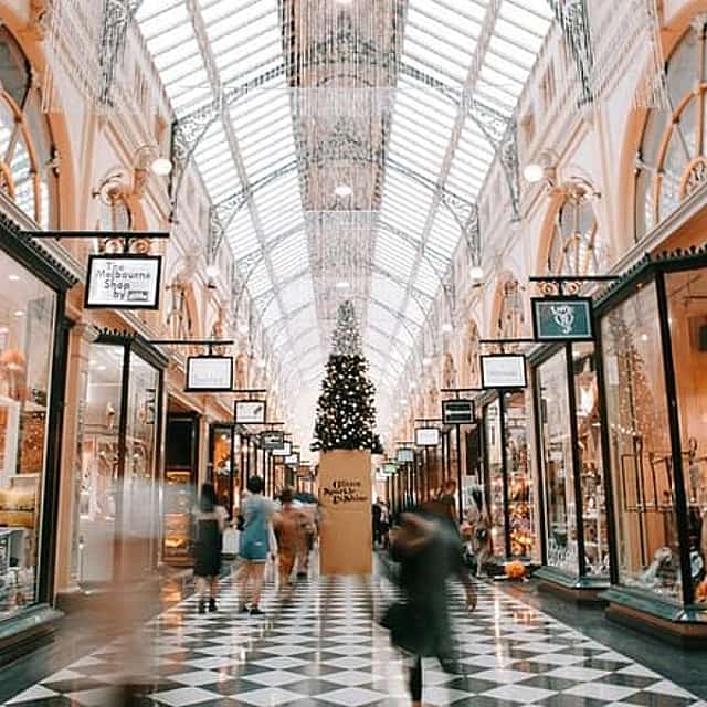 Paris Private Luxury Tour with shopping, cabaret, Lunch cruise and city Tour