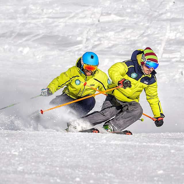 "Individuelles Ganztages-Skitraining mit Pistenrestaurant-Reservierung"
