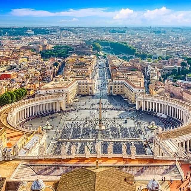 Private transfer: Naples to Rome, 2h Sightseeing Stops