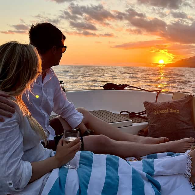 Excursión privada en barco al atardecer desde Funchal