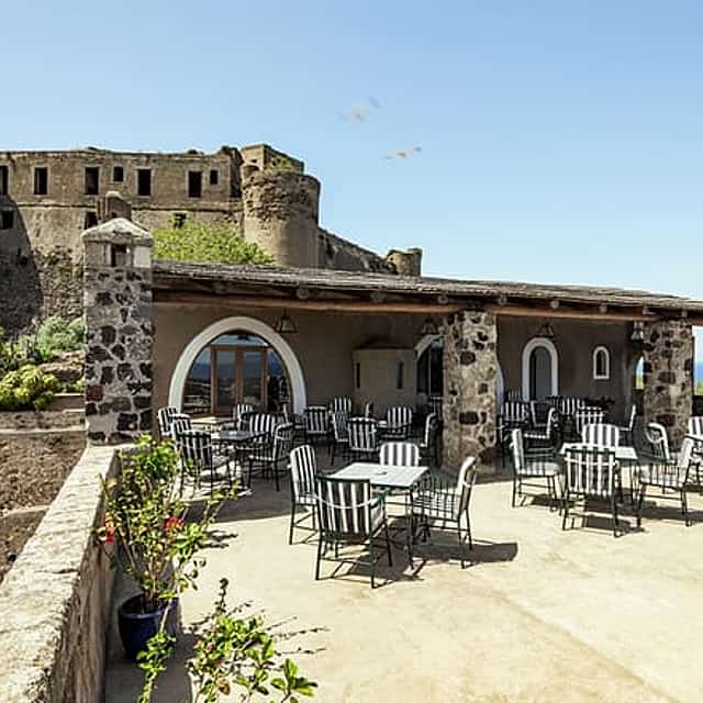 From Naples: Aragonese castle with Hydrofoil transfer