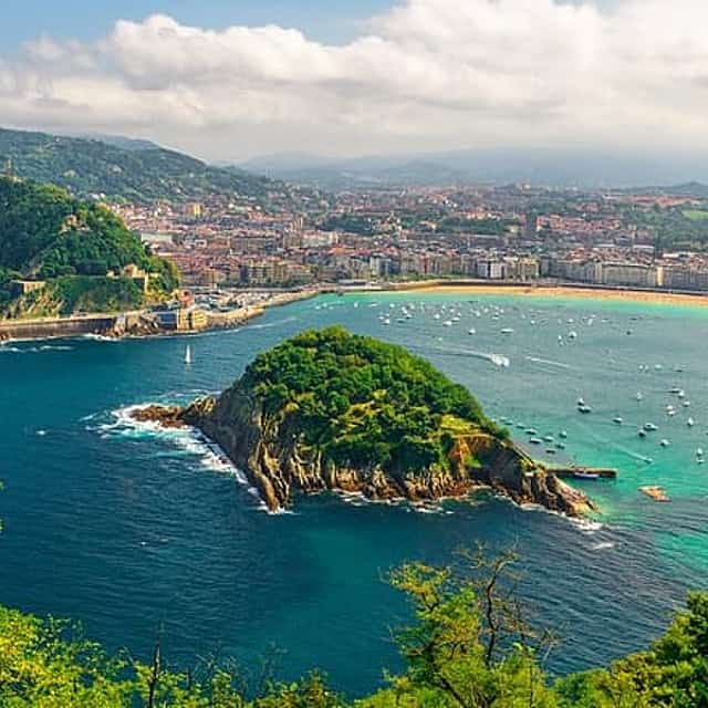 Transfer privado: Barcelona para San Sebastián, Paragem de 2h em Pamplona
