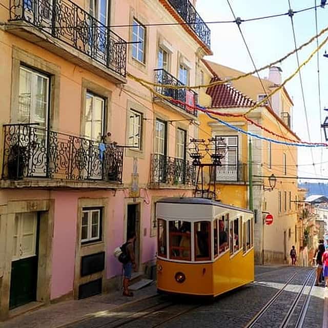 Private Premium Car Transfer from Porto to Lisbon with 2 hours for sightseeing