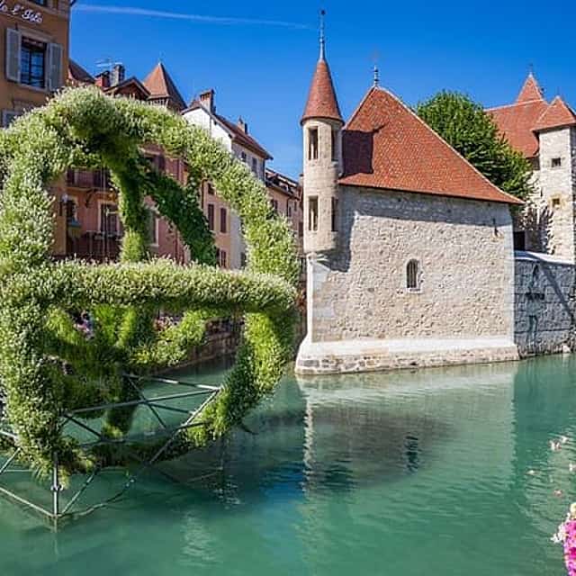 Private transfer from Geneva to Genoa with 2h stop in Annecy