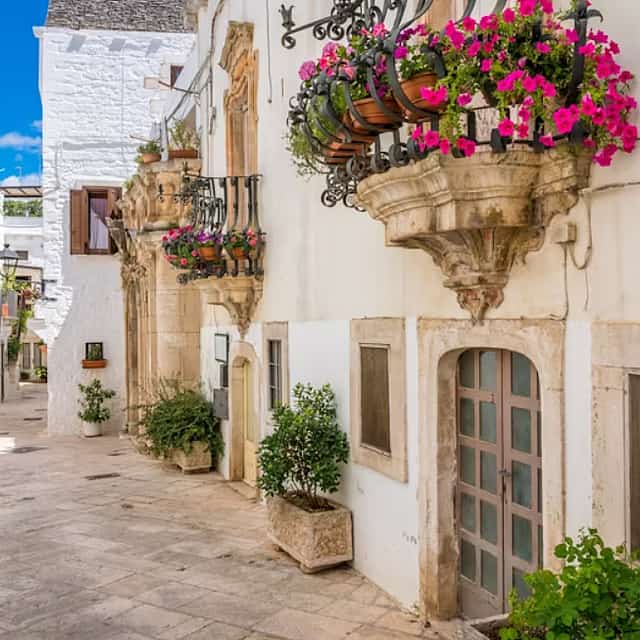 Alberobello, Martina Franca and Locorotondo Guided Tour from Bari