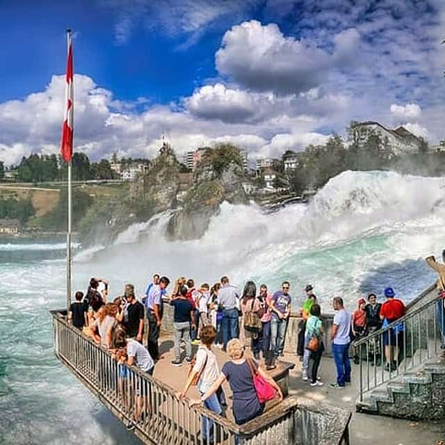 Gita giornaliera privata da Basilea alle Cascate del Reno con autista locale