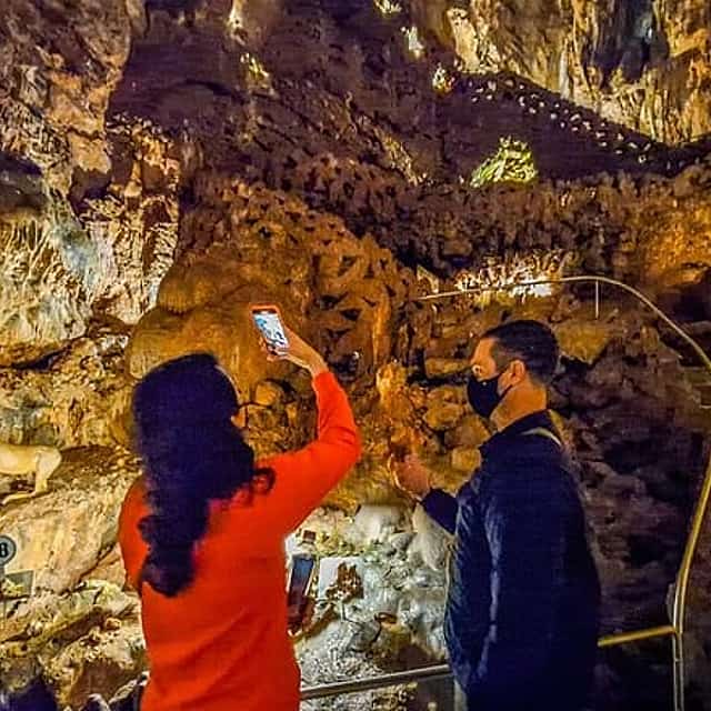 De Lisbonne: Voyage spirituel à Fátima et les plus grandes grottes du Portugal