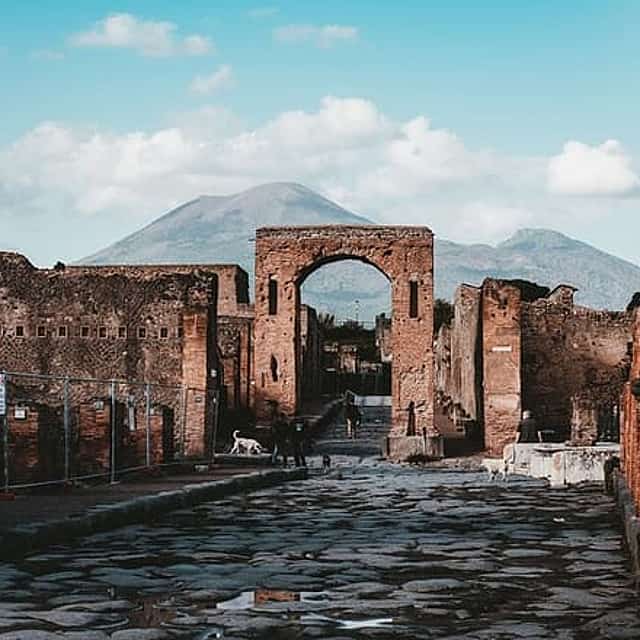 Pompeii Skip-The-Line Experience with Easy Lunch Included