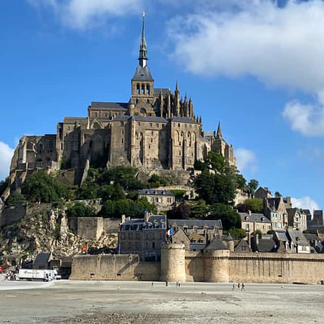 Mont Saint-Michel Small-group by Minivan from Paris with Calvados.
