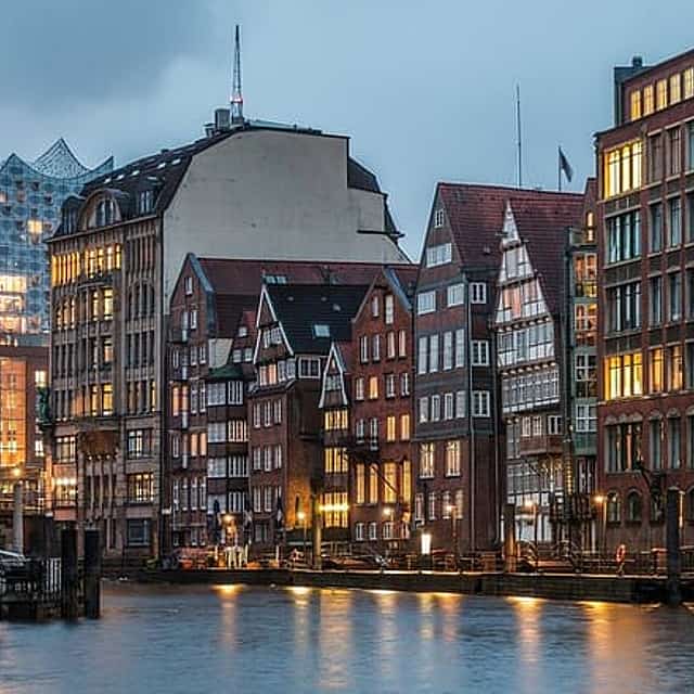 Private Transfer From Bremen to Hamburg With a 2 Hour Stop