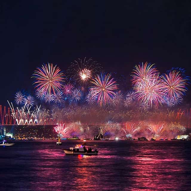 Istanbul New Year's Eve Premier Dinner Cruise on the Bosphorus-2022