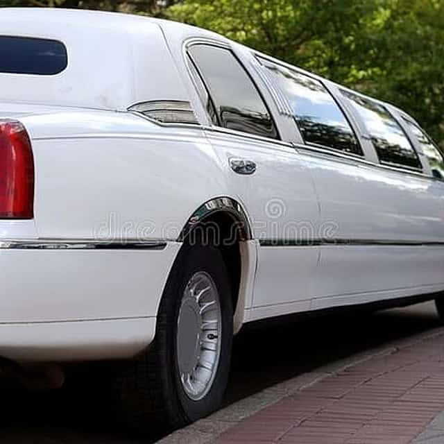 Dos horas de alquiler de limusina privada con chófer en Dubái.