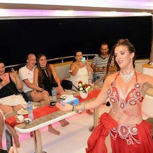 Sharm el Sheikh bei Nacht: Abendessen auf der Yacht mit Bauchtanzshow
