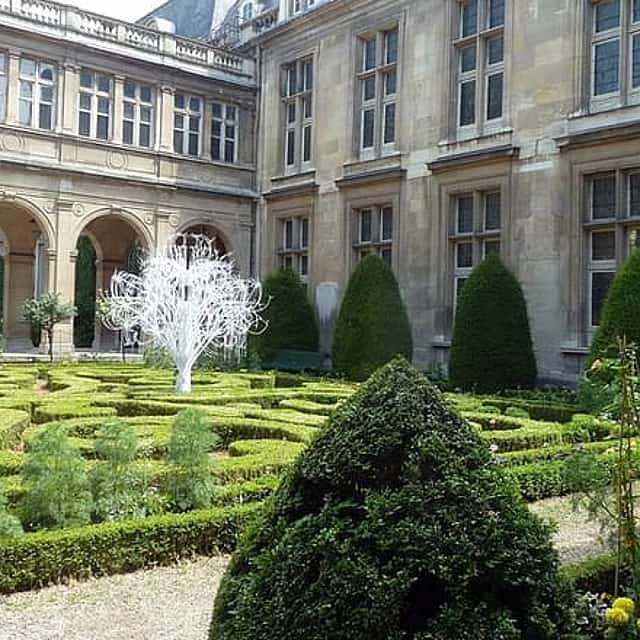 Private pickup Food and Wine Tasting Walking Tour in Le Marais