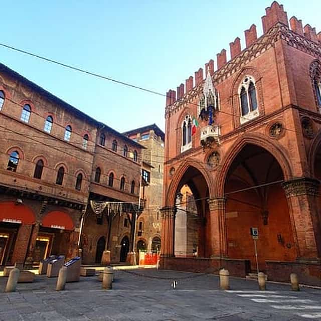 Bologna Misterio de Asesinato: Búsqueda Urbana Autoguiada