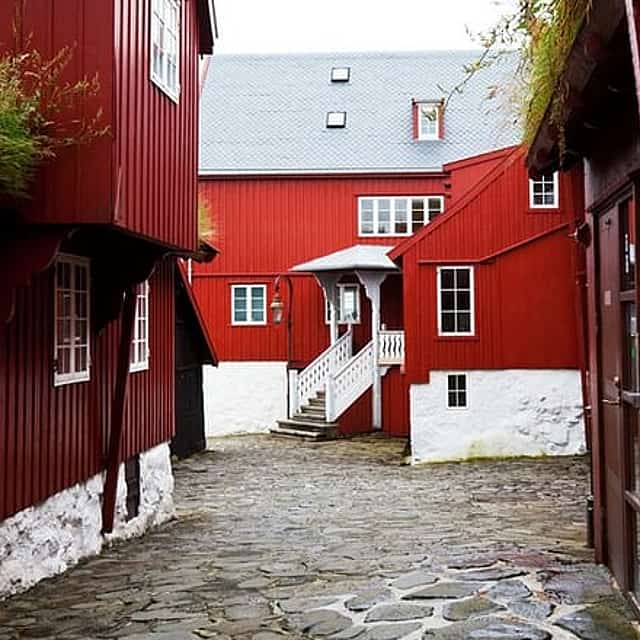 Bergen Scavenger Hunt & Highlights Self-Guided Walking Tour