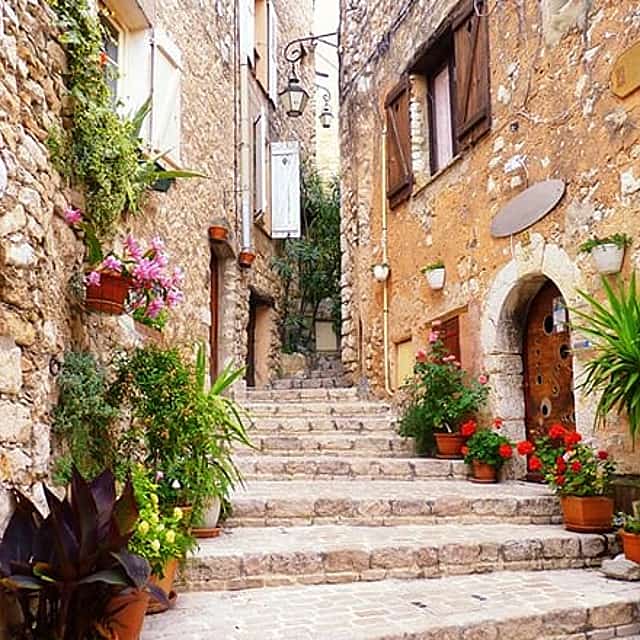 Full-Day Shared Tour Provence and its Medieval Villages from Nice