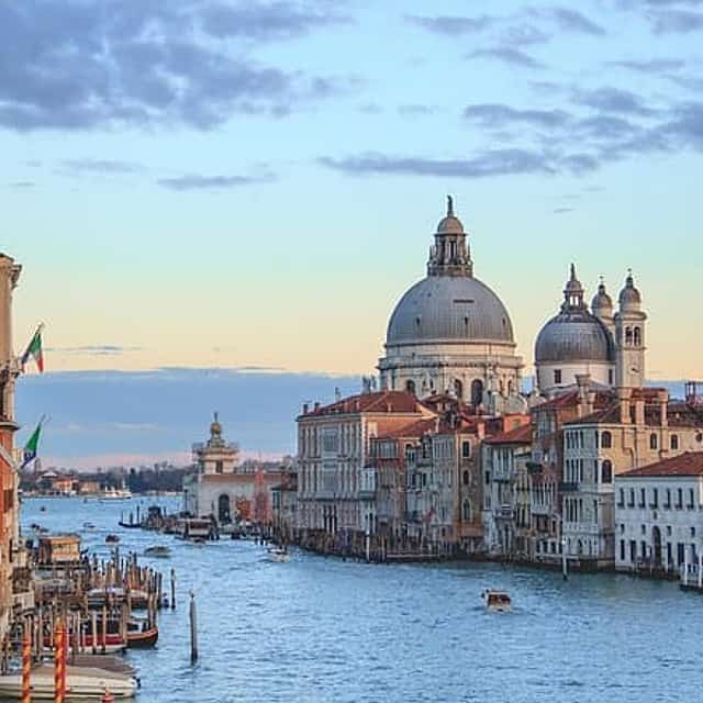 Private transfer from Budapest to Venice with 2h of Sightseeing