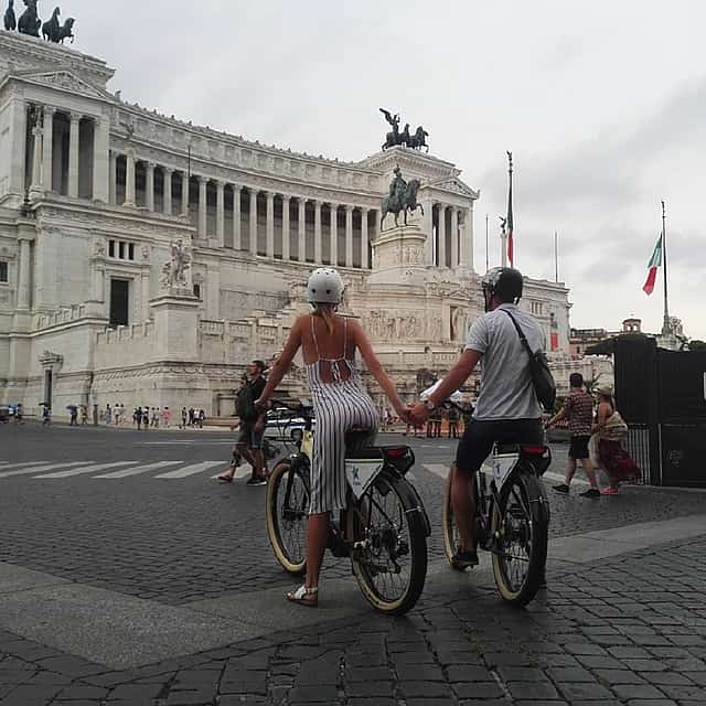 Highlights of Rome City Bike Tour with Colosseum View, Trevi Fountain and Spanish Steps