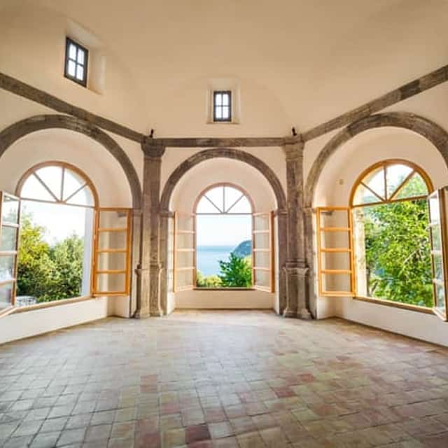 Guided tour in Italian of Aragonese Castle + transfer