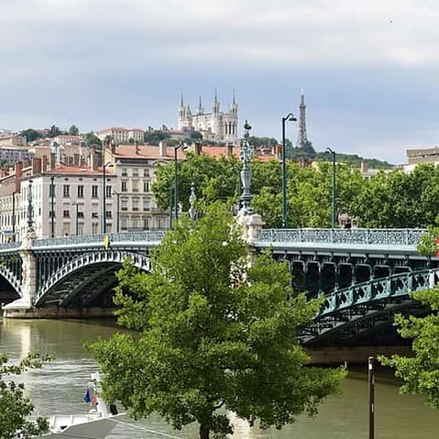 Private transfer from Monaco to Lyon with a 2 hour stop in Nice
