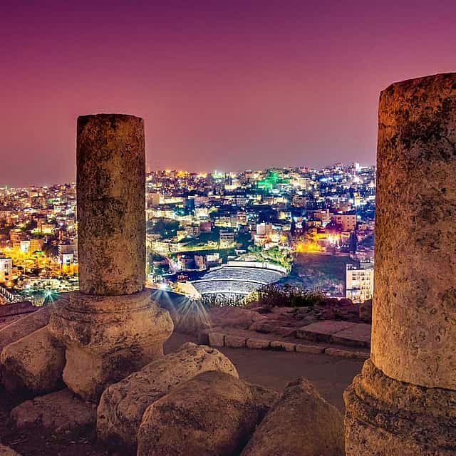 Grand Tour de Découverte de la Jordanie : Amman, Jerash, Ajloun, Madaba, le Mont Nébo, Petra, la Petite Petra, le Wadi Rum et la Mer Morte – Hôtel 5★ (3 nuits à Amman, 1 nuit à Petra, 1 nuit au Wadi Rum).
