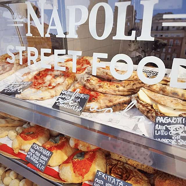 Visita guiada de Nápoles combinada con una degustación de comida callejera.