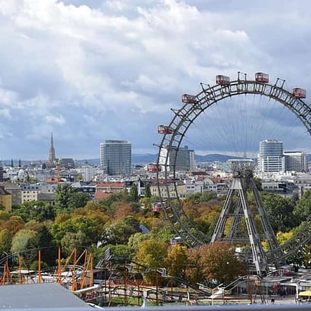 Salzburg to Vienna, Private Transfer, 2h of Sightseeing, Local Driver, English