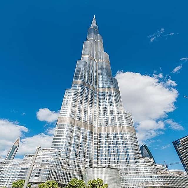 Посещение 148-го этажа Бурдж-Халифа, шоппинг-тур в Dubai Mall и Сафари по пустыне с ужином-барбекю.

