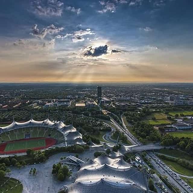 Private Scenic Transfer from Berlin to Munich with 4h of Sightseeing