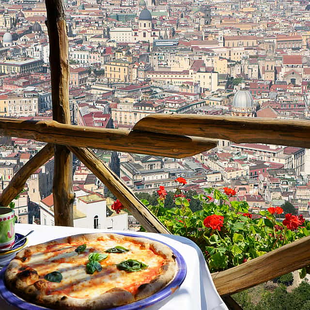 Ruta gastronómica por Nápoles junto al mar con visita al Castel dell'Ovo